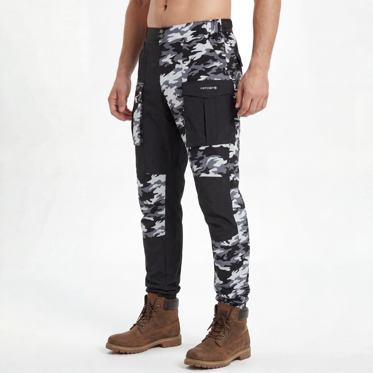 Pantalón de senderismo con paneles color block y estampado de camuflaje para hombre