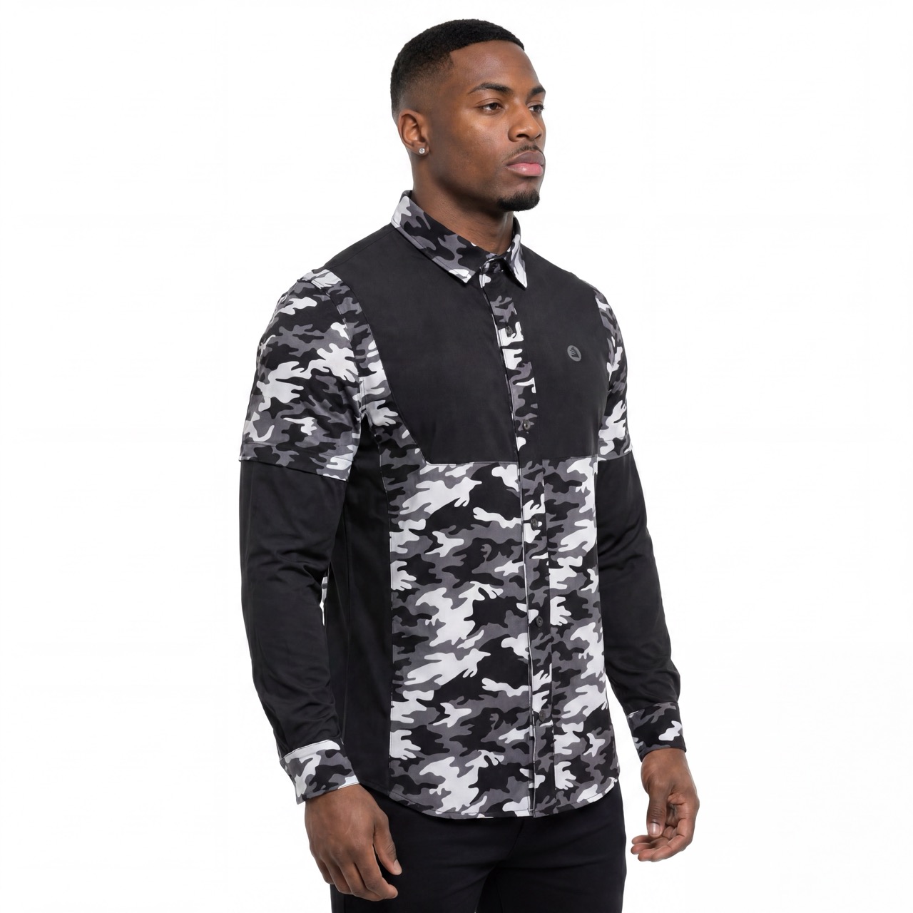 Camisa de trekking de doble manga con canesú con agujeros láser y bloques de color con estampado de camuflaje para hombre