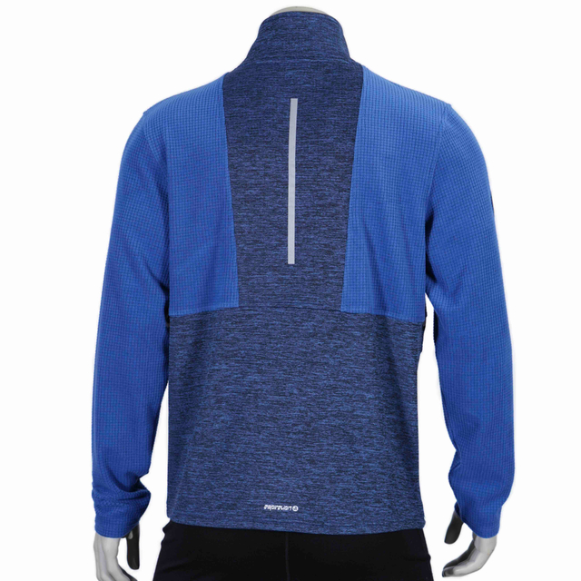 Hombre trekking de peso medio corriendo zip a través de la chaqueta