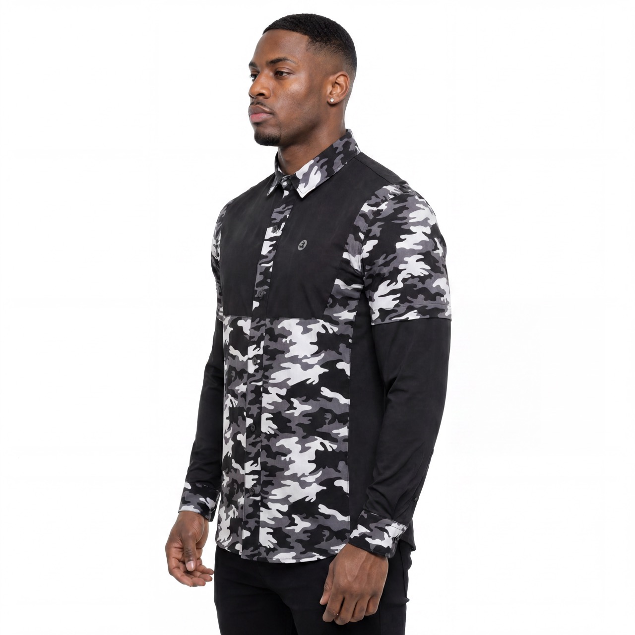 Camisa de trekking de doble manga con canesú con agujeros láser y bloques de color con estampado de camuflaje para hombre