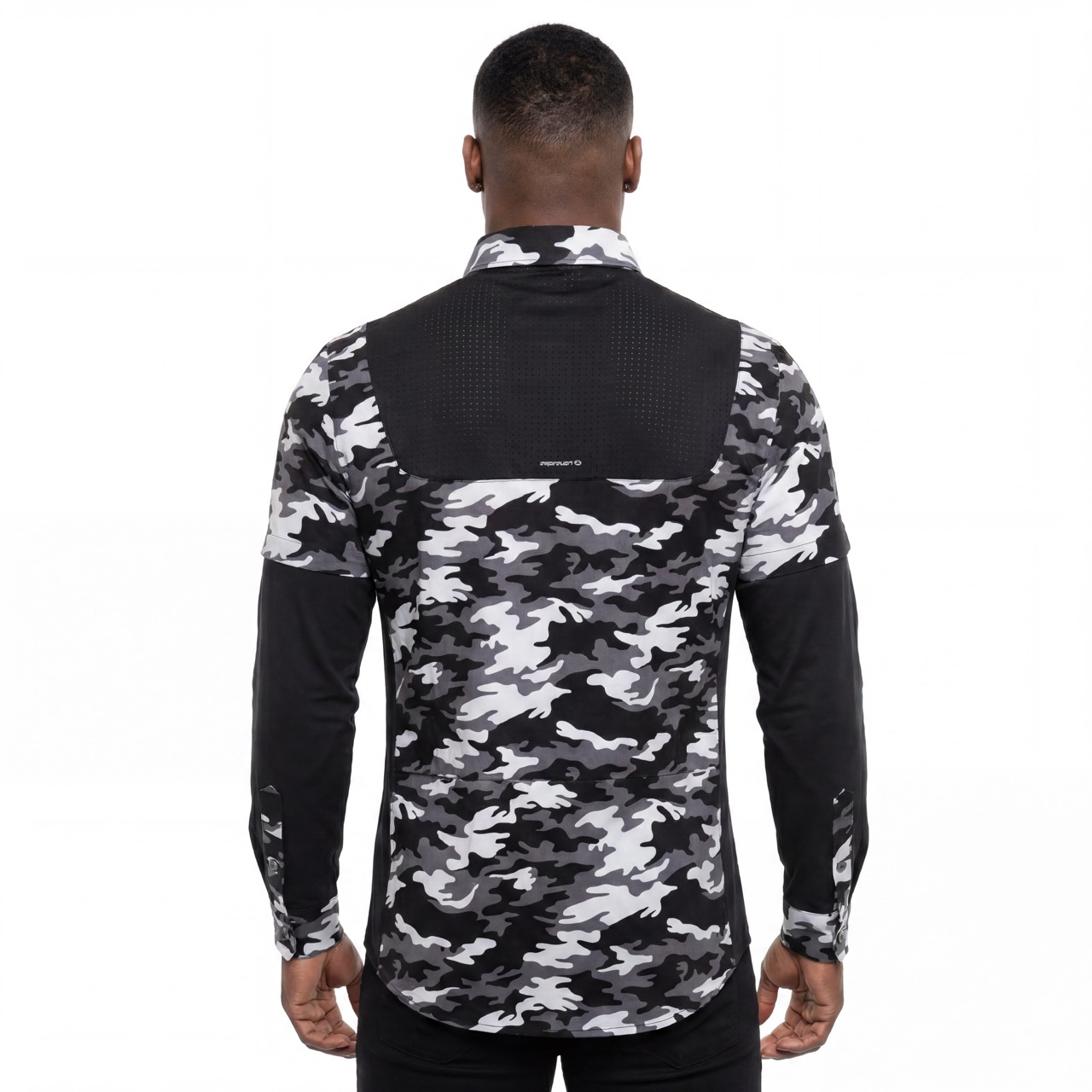 Camisa de trekking de doble manga con canesú con agujeros láser y bloques de color con estampado de camuflaje para hombre
