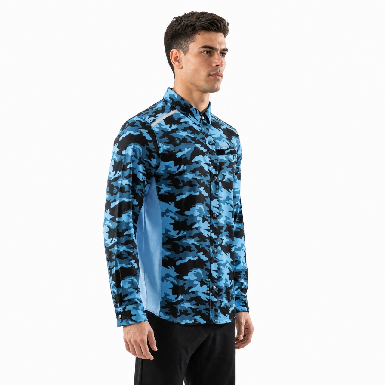Camisa de senderismo con bolsillo con cremallera y bloques de color con estampado de camuflaje para hombre